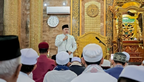 Puluhan ribu umat Islam memadati Masjid Agung Bangil dan kawasan Alun-Alun Bangil saat pelaksanaan Sholat Idul Fitri 1447 Hijriah, Sabtu (20/3/2026) pagi.