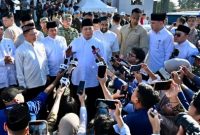 Presiden Prabowo Subianto menyampaikan keterangan kepada media usai melaksanakan Sholat Idul Fitri bersama masyarakat di Masjid Darussalam, Aceh Tamiang, Sabtu (21/3/2026).