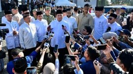 Presiden Prabowo Subianto menyampaikan keterangan kepada media usai melaksanakan Sholat Idul Fitri bersama masyarakat di Masjid Darussalam, Aceh Tamiang, Sabtu (21/3/2026).