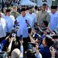 Presiden Prabowo Subianto menyampaikan keterangan kepada media usai melaksanakan Sholat Idul Fitri bersama masyarakat di Masjid Darussalam, Aceh Tamiang, Sabtu (21/3/2026).