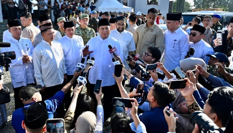 Presiden Prabowo Subianto menyampaikan keterangan kepada media usai melaksanakan Sholat Idul Fitri bersama masyarakat di Masjid Darussalam, Aceh Tamiang, Sabtu (21/3/2026).