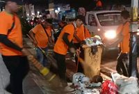 Petugas kebersihan saat membersihkan sampah.