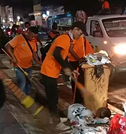 Pejuang Kebersihan di Hari Raya, Demi Purwakarta Tetap Bersih Istimewa