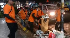 Petugas kebersihan saat membersihkan sampah.