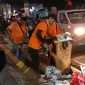 Petugas kebersihan saat membersihkan sampah.