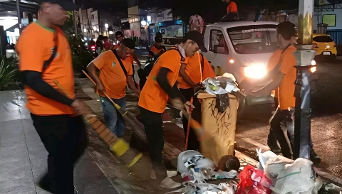 Petugas kebersihan saat membersihkan sampah.