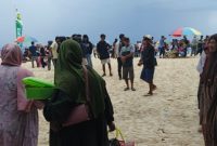 Suasana Pantai Salam Saebus di Kecamatan Sapeken, Sumenep, dipadati wisatawan yang menikmati libur Hari Raya Idulfitri 2026.