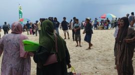 Suasana Pantai Salam Saebus di Kecamatan Sapeken, Sumenep, dipadati wisatawan yang menikmati libur Hari Raya Idulfitri 2026.