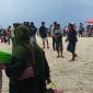 Suasana Pantai Salam Saebus di Kecamatan Sapeken, Sumenep, dipadati wisatawan yang menikmati libur Hari Raya Idulfitri 2026.