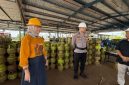 Bupati Lumajang Indah Amperawati saat meninjau distribusi LPG 3 kilogram di salah satu SPBE untuk memastikan ketersediaan pasokan tetap aman selama Idulfitri 1447 Hijriah.
