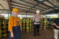 Bupati Lumajang Indah Amperawati saat meninjau distribusi LPG 3 kilogram di salah satu SPBE untuk memastikan ketersediaan pasokan tetap aman selama Idulfitri 1447 Hijriah.