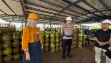 Bupati Lumajang Indah Amperawati saat meninjau distribusi LPG 3 kilogram di salah satu SPBE untuk memastikan ketersediaan pasokan tetap aman selama Idulfitri 1447 Hijriah.