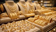 Ilustrasi perhiasan emas di etalase toko. Harga emas perhiasan pada 24 Maret 2026 bervariasi tergantung kadar karat dan penyedia.
