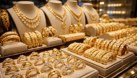 Ilustrasi perhiasan emas di etalase toko. Harga emas perhiasan pada 24 Maret 2026 bervariasi tergantung kadar karat dan penyedia.