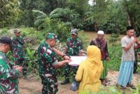 Dandim 0827/Sumenep Letkol Inf Citra Persada saat meninjau lokasi rencana pembangunan jembatan gantung di Desa Ambunten Tengah dan Desa Kebundadap Timur untuk meningkatkan akses masyarakat.