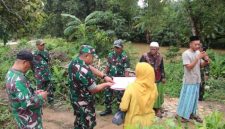 Dandim 0827/Sumenep Letkol Inf Citra Persada saat meninjau lokasi rencana pembangunan jembatan gantung di Desa Ambunten Tengah dan Desa Kebundadap Timur untuk meningkatkan akses masyarakat.