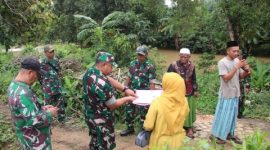 Dandim 0827/Sumenep Letkol Inf Citra Persada saat meninjau lokasi rencana pembangunan jembatan gantung di Desa Ambunten Tengah dan Desa Kebundadap Timur untuk meningkatkan akses masyarakat.