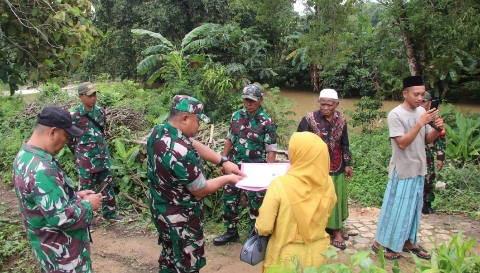 Dandim 0827/Sumenep Letkol Inf Citra Persada saat meninjau lokasi rencana pembangunan jembatan gantung di Desa Ambunten Tengah dan Desa Kebundadap Timur untuk meningkatkan akses masyarakat.