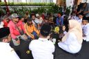 Bupati Banyuwangi Ipuk Fiestiandani bersilaturahmi dan sarapan bersama pengemudi becak, ojol, dan angkot di halaman Kantor Bupati Banyuwangi, Rabu (25/3/2026).