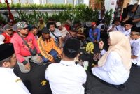 Bupati Banyuwangi Ipuk Fiestiandani bersilaturahmi dan sarapan bersama pengemudi becak, ojol, dan angkot di halaman Kantor Bupati Banyuwangi, Rabu (25/3/2026).