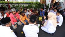 Bupati Banyuwangi Ipuk Fiestiandani bersilaturahmi dan sarapan bersama pengemudi becak, ojol, dan angkot di halaman Kantor Bupati Banyuwangi, Rabu (25/3/2026).