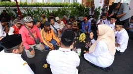 Bupati Banyuwangi Ipuk Fiestiandani bersilaturahmi dan sarapan bersama pengemudi becak, ojol, dan angkot di halaman Kantor Bupati Banyuwangi, Rabu (25/3/2026).