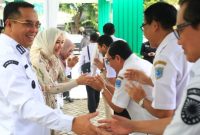 Keterangan Foto:
Wali Kota Probolinggo Aminuddin bersama jajaran Forkopimda bersalaman dengan ASN saat halalbihalal Idulfitri 1447 H di halaman Kantor Pemkot Probolinggo, Rabu (25/3/2026).