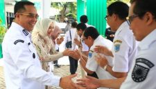 Keterangan Foto:
Wali Kota Probolinggo Aminuddin bersama jajaran Forkopimda bersalaman dengan ASN saat halalbihalal Idulfitri 1447 H di halaman Kantor Pemkot Probolinggo, Rabu (25/3/2026).