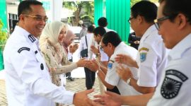 Keterangan Foto:
Wali Kota Probolinggo Aminuddin bersama jajaran Forkopimda bersalaman dengan ASN saat halalbihalal Idulfitri 1447 H di halaman Kantor Pemkot Probolinggo, Rabu (25/3/2026).