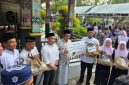 Branch Manager PT TASPEN (Persero) Kantor Cabang Pamekasan, Moch Amir Mustofa, menyerahkan bantuan sembako secara simbolis kepada Bupati Pamekasan dalam rangka Safari Ramadan di Kecamatan Pamekasan.