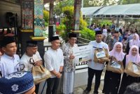 Branch Manager PT TASPEN (Persero) Kantor Cabang Pamekasan, Moch Amir Mustofa, menyerahkan bantuan sembako secara simbolis kepada Bupati Pamekasan dalam rangka Safari Ramadan di Kecamatan Pamekasan.