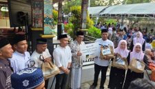 Branch Manager PT TASPEN (Persero) Kantor Cabang Pamekasan, Moch Amir Mustofa, menyerahkan bantuan sembako secara simbolis kepada Bupati Pamekasan dalam rangka Safari Ramadan di Kecamatan Pamekasan.
