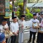 Branch Manager PT TASPEN (Persero) Kantor Cabang Pamekasan, Moch Amir Mustofa, menyerahkan bantuan sembako secara simbolis kepada Bupati Pamekasan dalam rangka Safari Ramadan di Kecamatan Pamekasan.