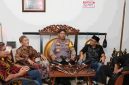 Sejarawan, budayawan, dan tokoh keraton berdiskusi dalam forum “Membaca Keris Sumenep” di Pos Pelayanan Terminal Arya Wiraraja, Rabu (25/3) malam.
