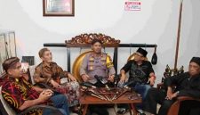 Sejarawan, budayawan, dan tokoh keraton berdiskusi dalam forum “Membaca Keris Sumenep” di Pos Pelayanan Terminal Arya Wiraraja, Rabu (25/3) malam.