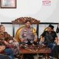 Sejarawan, budayawan, dan tokoh keraton berdiskusi dalam forum “Membaca Keris Sumenep” di Pos Pelayanan Terminal Arya Wiraraja, Rabu (25/3) malam.