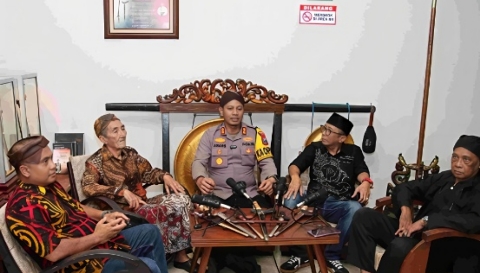 Sejarawan, budayawan, dan tokoh keraton berdiskusi dalam forum “Membaca Keris Sumenep” di Pos Pelayanan Terminal Arya Wiraraja, Rabu (25/3) malam.