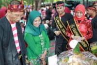 Suasana Festival Ketupat 2026 di Pantai Lombang, Kabupaten Sumenep, yang dihadiri masyarakat dan wisatawan, Kamis (26/3/2026).