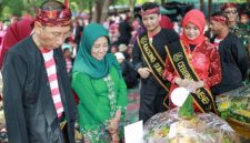 Suasana Festival Ketupat 2026 di Pantai Lombang, Kabupaten Sumenep, yang dihadiri masyarakat dan wisatawan, Kamis (26/3/2026).