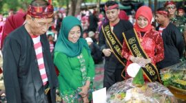 Suasana Festival Ketupat 2026 di Pantai Lombang, Kabupaten Sumenep, yang dihadiri masyarakat dan wisatawan, Kamis (26/3/2026).