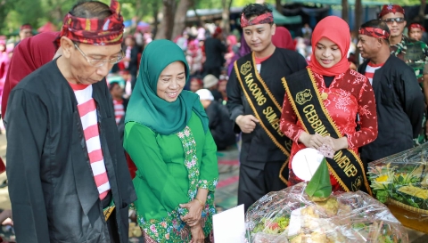Suasana Festival Ketupat 2026 di Pantai Lombang, Kabupaten Sumenep, yang dihadiri masyarakat dan wisatawan, Kamis (26/3/2026).