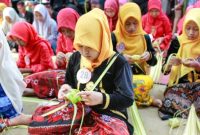 Peserta menampilkan berbagai kreasi anyaman dan olahan ketupat dalam Festival Ketupat 2026 di Pantai Lombang, Kamis (26/3/2026).