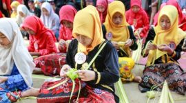 Peserta menampilkan berbagai kreasi anyaman dan olahan ketupat dalam Festival Ketupat 2026 di Pantai Lombang, Kamis (26/3/2026).