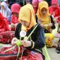 Peserta menampilkan berbagai kreasi anyaman dan olahan ketupat dalam Festival Ketupat 2026 di Pantai Lombang, Kamis (26/3/2026).