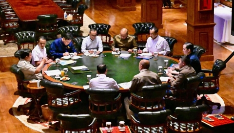 Presiden Prabowo Subianto menerima sejumlah menteri Kabinet Merah Putih di Hambalang, Bogor, membahas percepatan program pengelolaan sampah menjadi energi, Rabu (25/3).