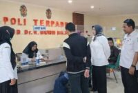 Direktur RSUD Moh Anwar Sumenep dr. Erliyati meninjau pelayanan di Poli Terpadu pasca cuti bersama Idulfitri, Rabu (25/3/2026).