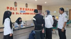 Direktur RSUD Moh Anwar Sumenep dr. Erliyati meninjau pelayanan di Poli Terpadu pasca cuti bersama Idulfitri, Rabu (25/3/2026).