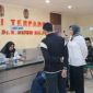 Direktur RSUD Moh Anwar Sumenep dr. Erliyati meninjau pelayanan di Poli Terpadu pasca cuti bersama Idulfitri, Rabu (25/3/2026).