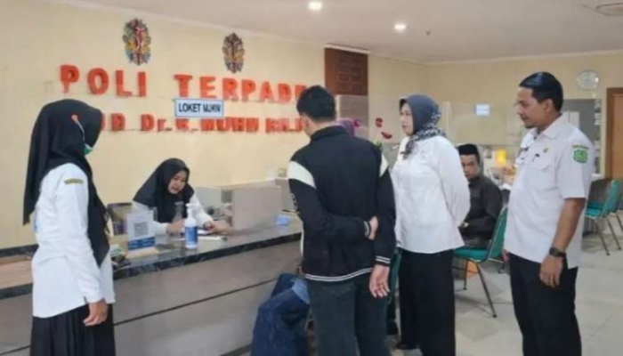 Direktur RSUD Moh Anwar Sumenep dr. Erliyati meninjau pelayanan di Poli Terpadu pasca cuti bersama Idulfitri, Rabu (25/3/2026).