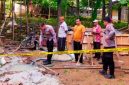 Petugas kepolisian memasang garis pengaman di lokasi sumur bor yang diduga mengeluarkan gas di Desa Karduluk, Kecamatan Pragaan, Sumenep, Kamis (26/3/2026).